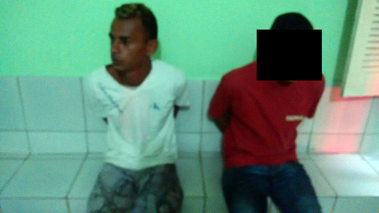 Força Tática prende dupla com arma de fogo, em Altos